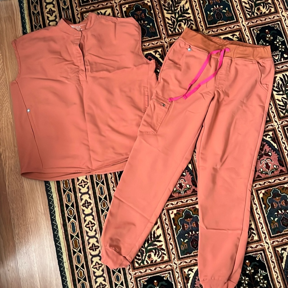 Figs scrub top and bottom
